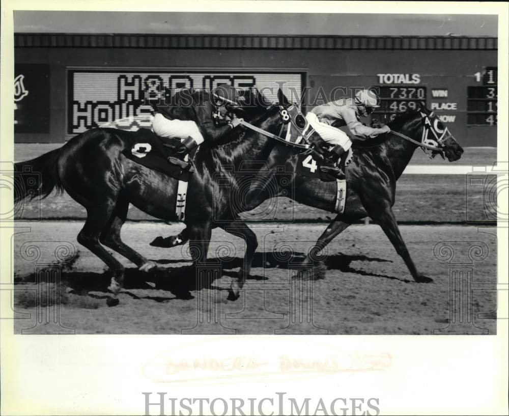 1990 Press Photo Lady Viking Belle & Easy Sale racing at Bandera Downs, Texas- Historic Images