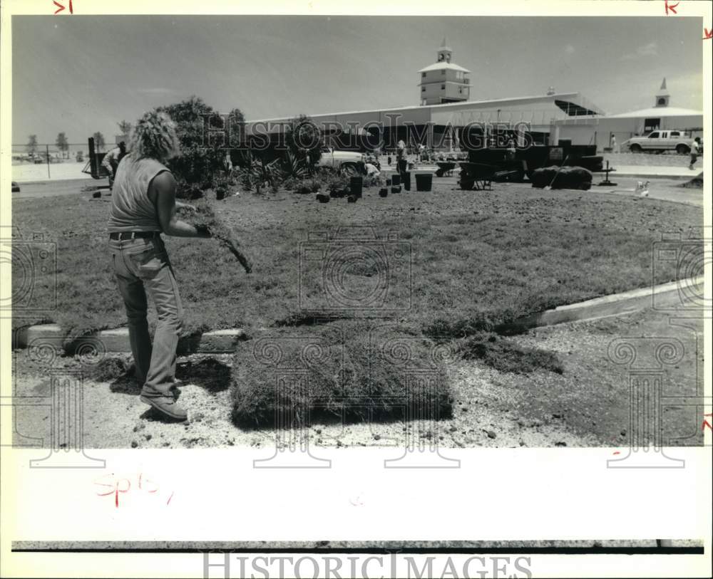 1990 Press Photo Worker preparing grounds for opening day at Bandera Downs, TX- Historic Images