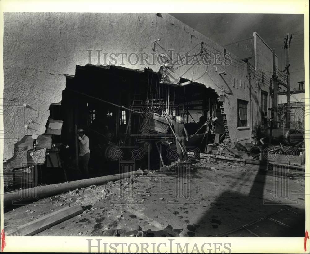 1985 Press Photo Workmen clean-up site of explosion at Lone Star Ice Plant- Historic Images