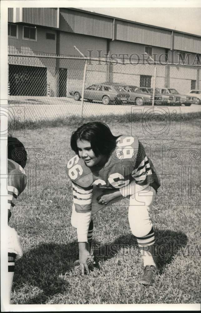 Press Photo Football Player Rena Rios on Field - saa92743- Historic Images