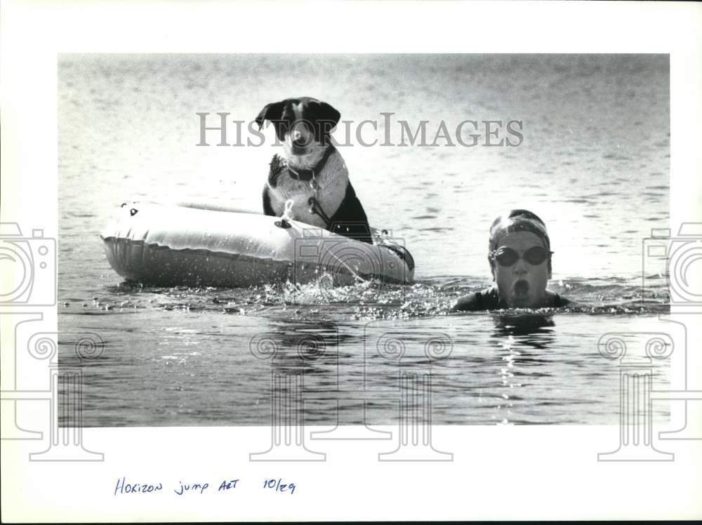 1989 Press Photo Triathlete Joaneta Reed Swimming with Dog in Canyon Lake- Historic Images