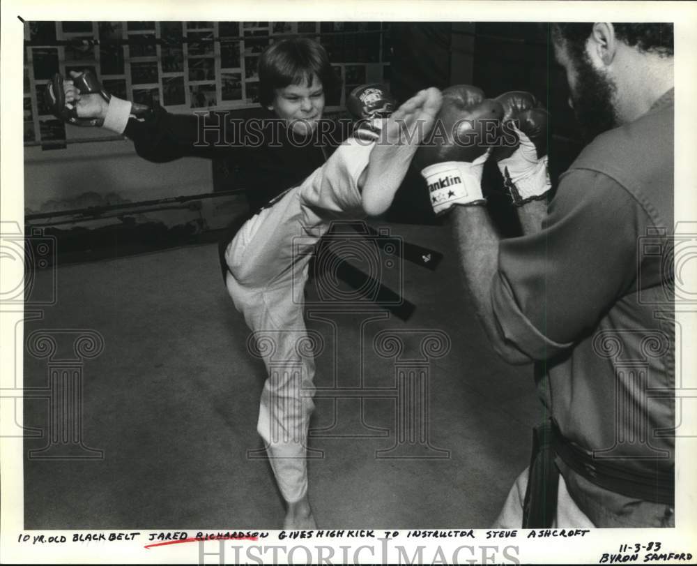 1983 Press Photo Black Belt Jared Richardson with Instructor Steve Ashcroft- Historic Images