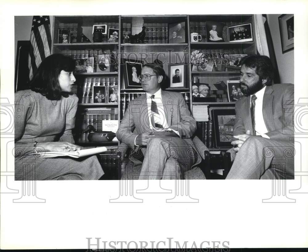 1989 Press Photo Judge Tom Rickoff talks with JoAnn De Hoyos, Richard Garcia- Historic Images