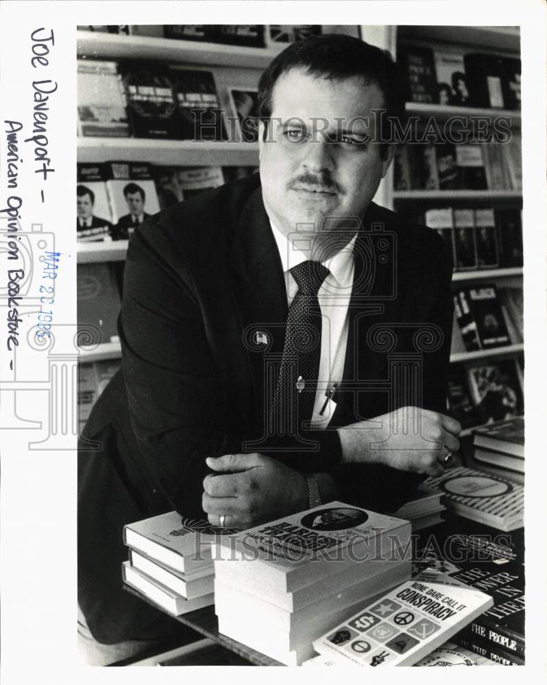 1985 Press Photo Joe Davenport at American Opinion Bookstore - saa94758- Historic Images