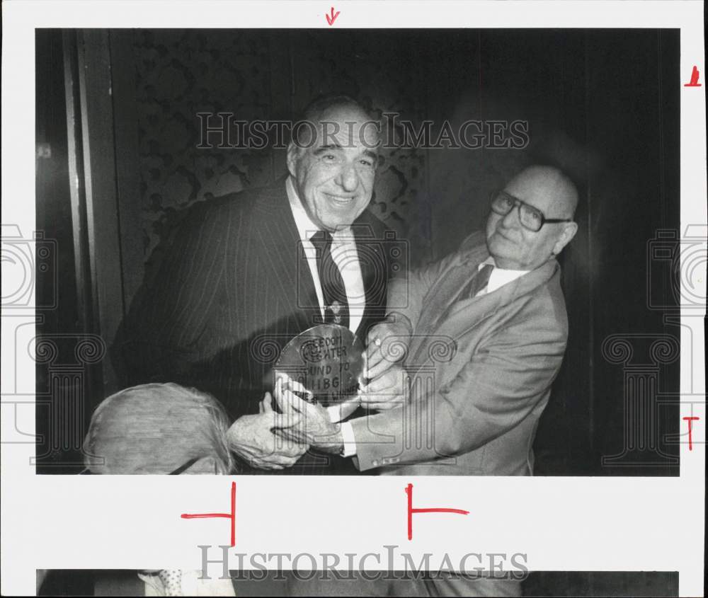 1986 Press Photo Henry B. Gonzalez at Belt Presentation with Charles DeLeon- Historic Images