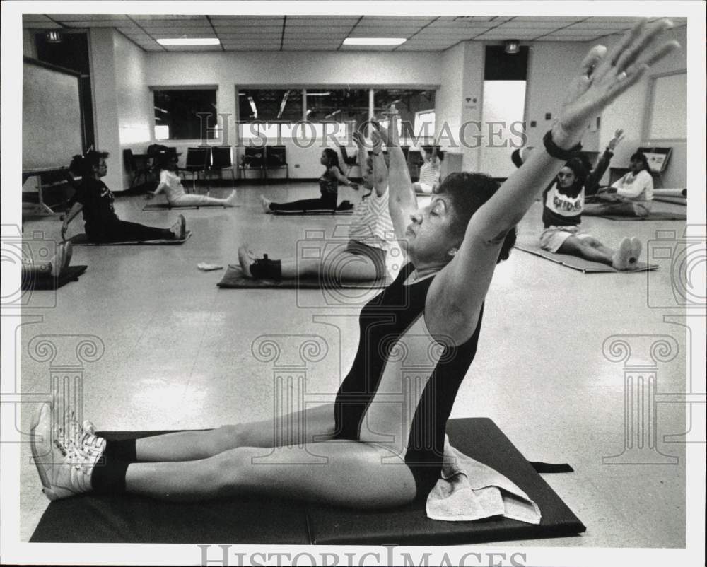 1989 Press Photo Angie Delgado teaches Exercises Class at YWCA - saa96026- Historic Images