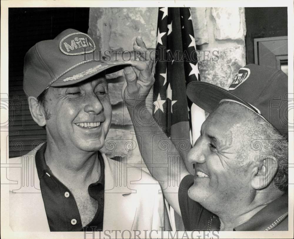 Press Photo Guillermo Rossell De La Lama gets Golf Cap from Maury Garcia- Historic Images