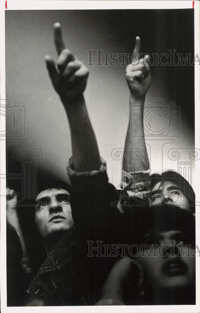 1985 Press Photo Music Fans at Iron Maiden Concert - saa96963- Historic Images