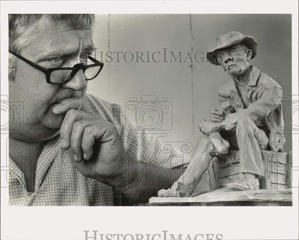 1986 Press Photo Monte Hudson with Sculpture - saa97519- Historic Images