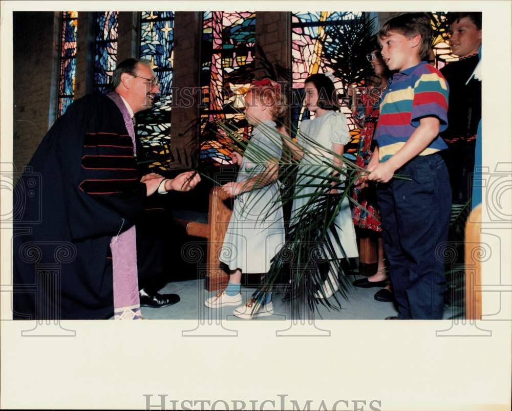 1993 Press Photo Children at Univ. United Methodist Church with palm leaves, TX- Historic Images