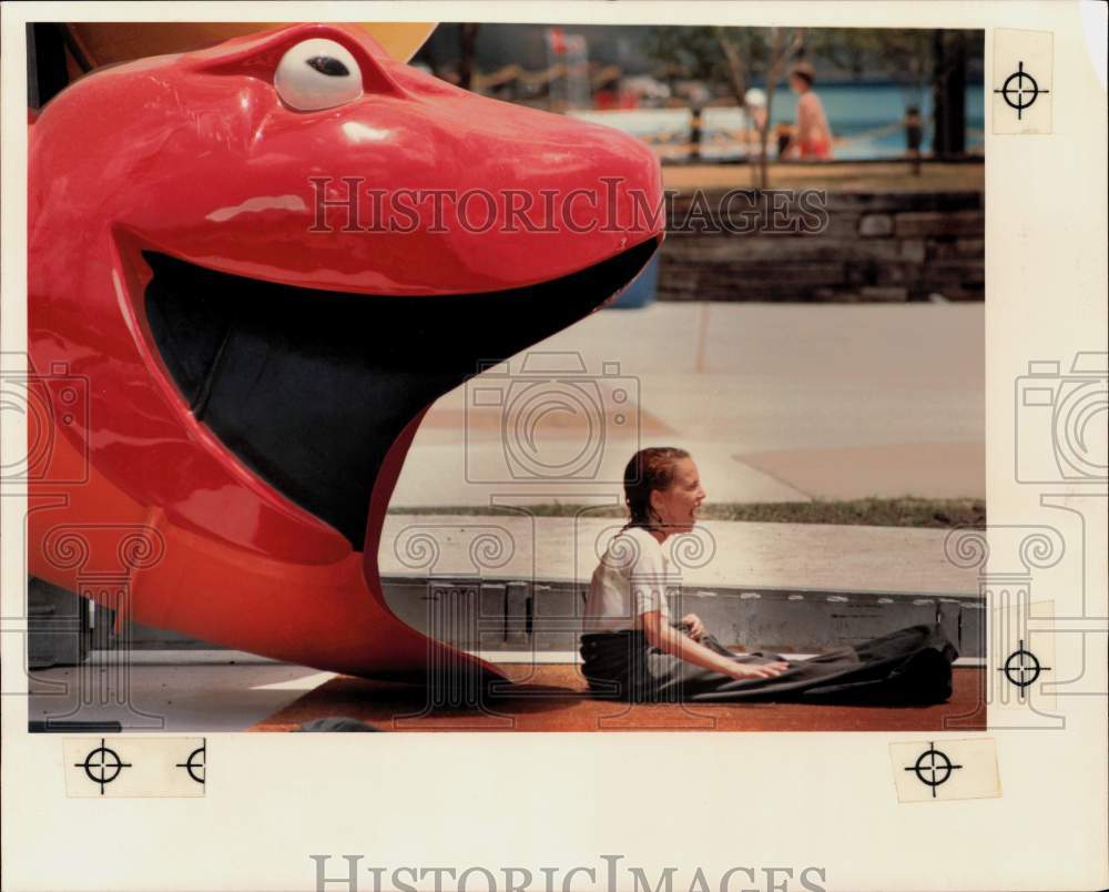 1989 Press Photo Michelle Faifer rides snake-shaped slide at Splashtown, TX- Historic Images