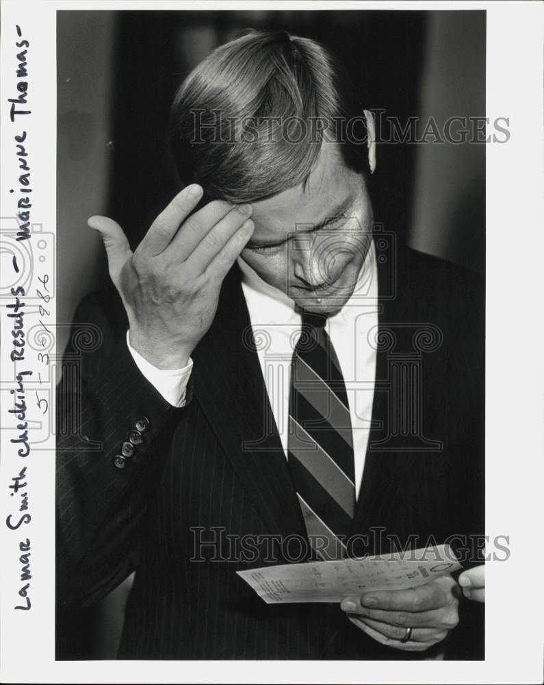 1986 Press Photo Lamar Smith checking election results, Texas - saa99717- Historic Images