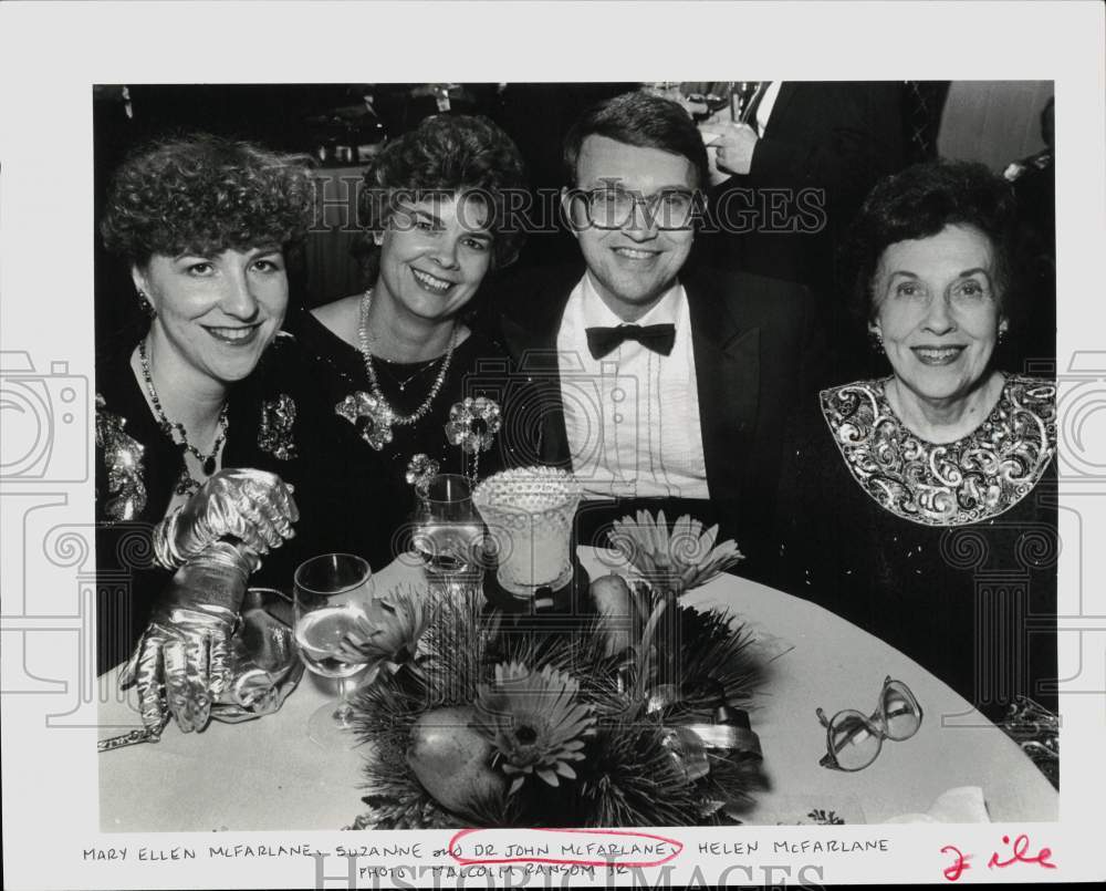 1986 Press Photo Dr. John McFarlane with Mary Ellen, Suzanne, Helen McFarlane- Historic Images