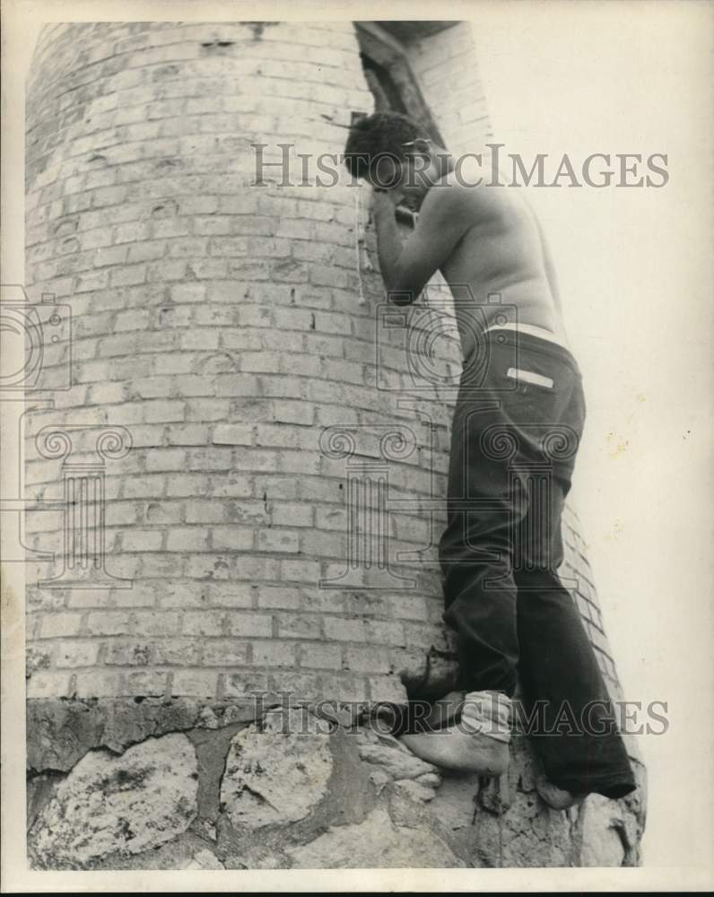 1981 Press Photo Scripture Enthusiast John Romero climbs Woodlawn Lighthouse- Historic Images