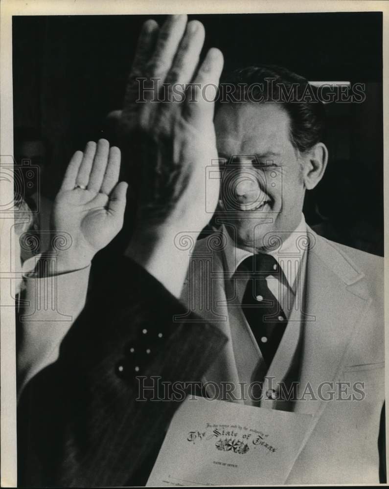 Press Photo Ed Harllee sworn in by Judge Ross Doughty, Texas - sab03963- Historic Images