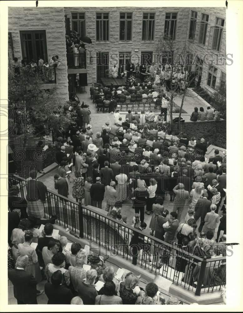 1988 Press Photo Sign Hanging Ceremony at First Presbyterian Church - sab04971- Historic Images