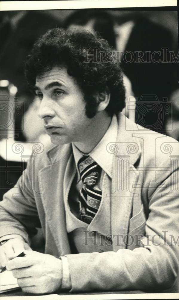 Press Photo Alex Carragone listens at meeting - sab05731