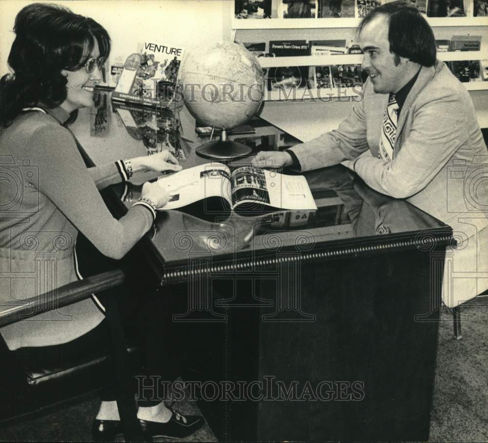 Press Photo Michael Sauder with Woman at Desk - sab06335- Historic Images