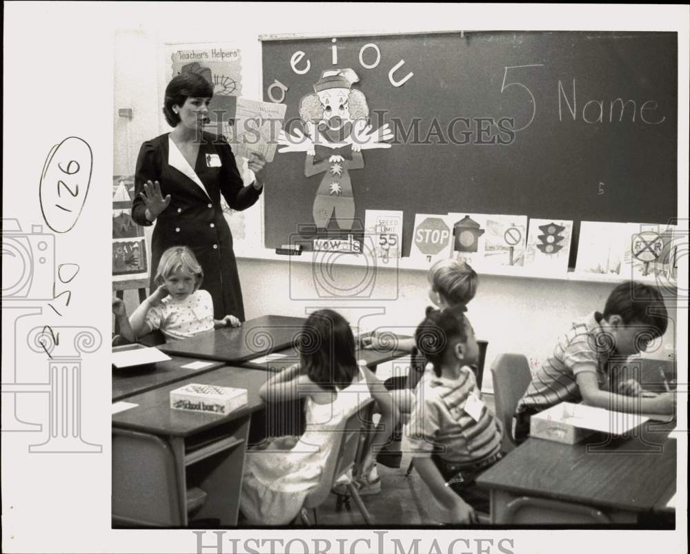 1983 Press Photo Mrs. Chris Leiwig teaches First Graders at Randolph Elementary- Historic Images