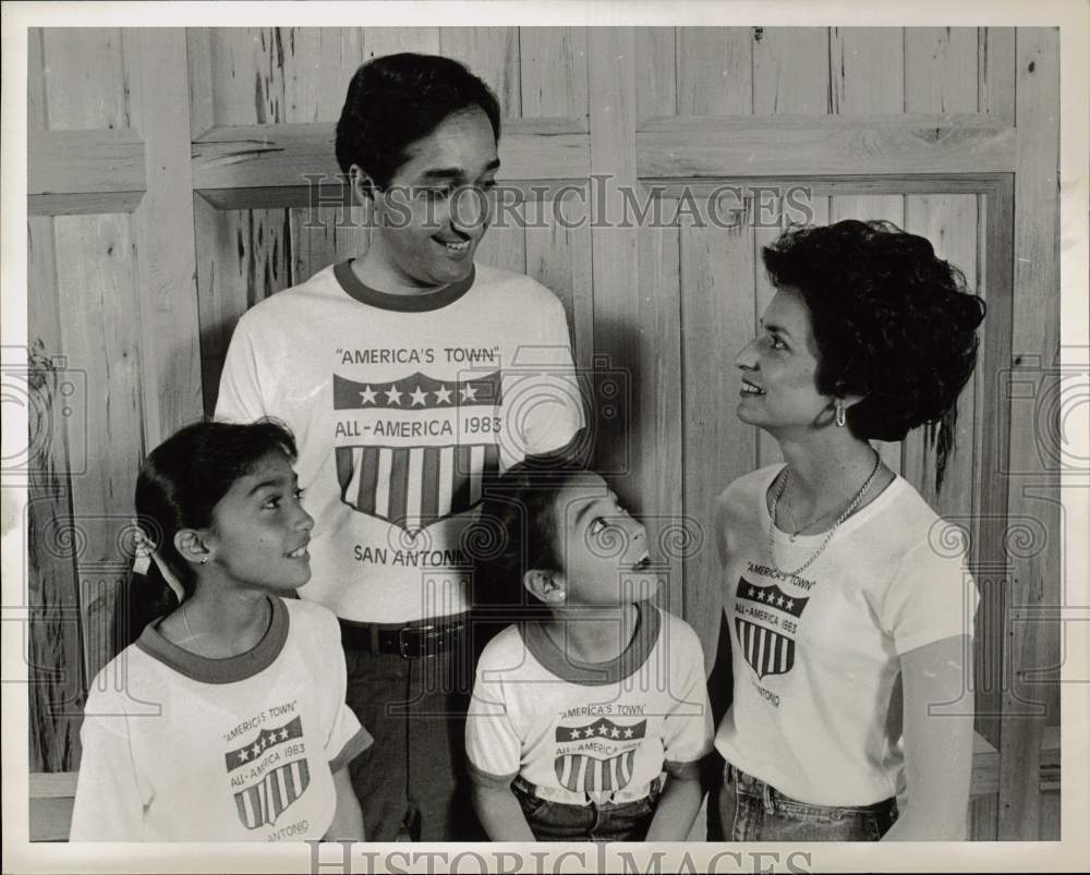 Press Photo Henry Cisneros & family wearing "America's Town" shirts, Texas