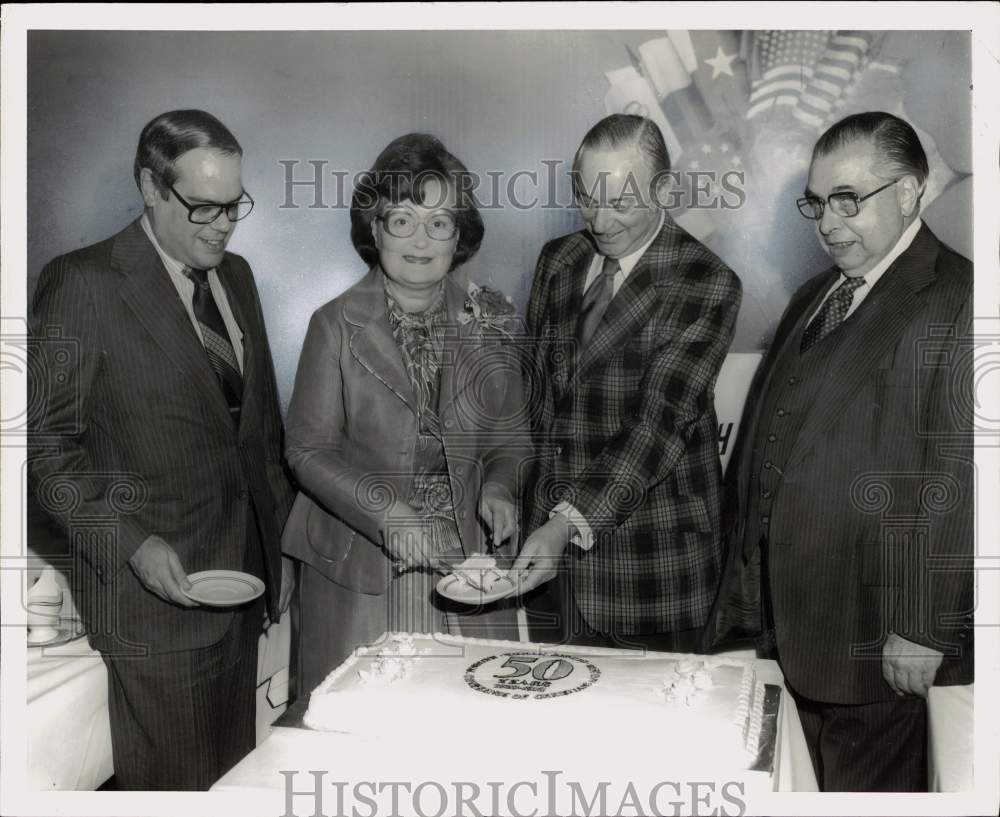 Press Photo San Antonio Mayor Lila Cockrell and gentlemen cutting cake, Texas- Historic Images