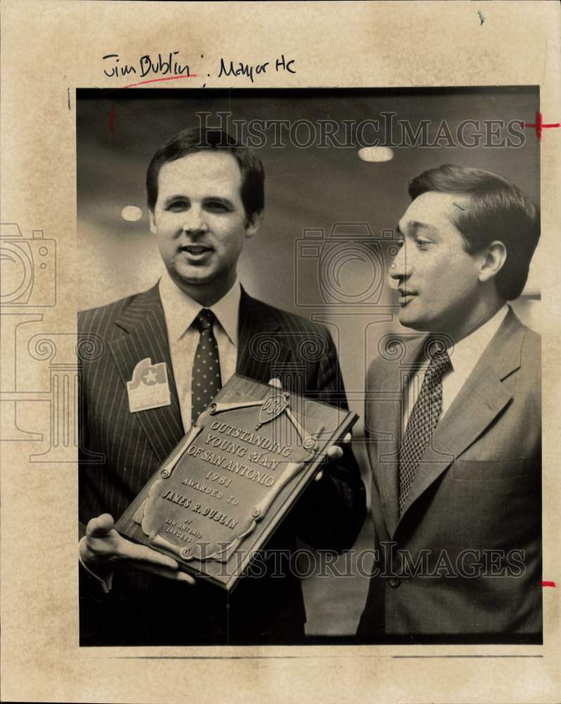 1981 Press Photo Jim Dublin gets Outstanding Young Man Award from Mayor Cisneros- Historic Images