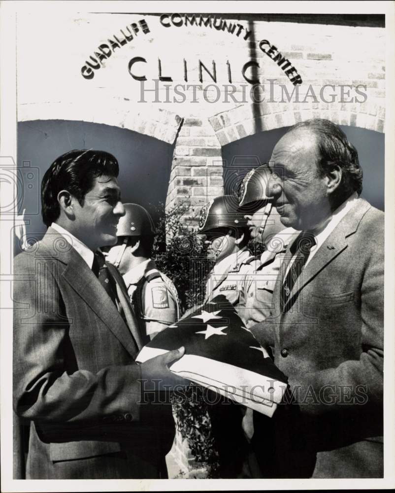 Press Photo Roy Vasquez and Congressman Henry B. Gonzalez at Community Center