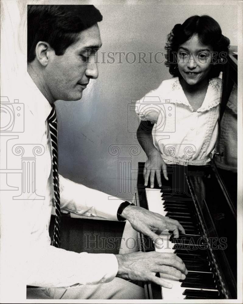 Press Photo Mayor Henry Cisneros with Daughter playing Piano in San Antonio- Historic Images