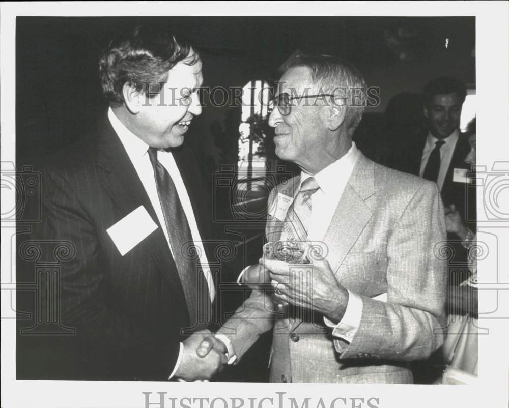 1989 Press Photo James W. Wagener with Howard Halff at Going Away Party- Historic Images