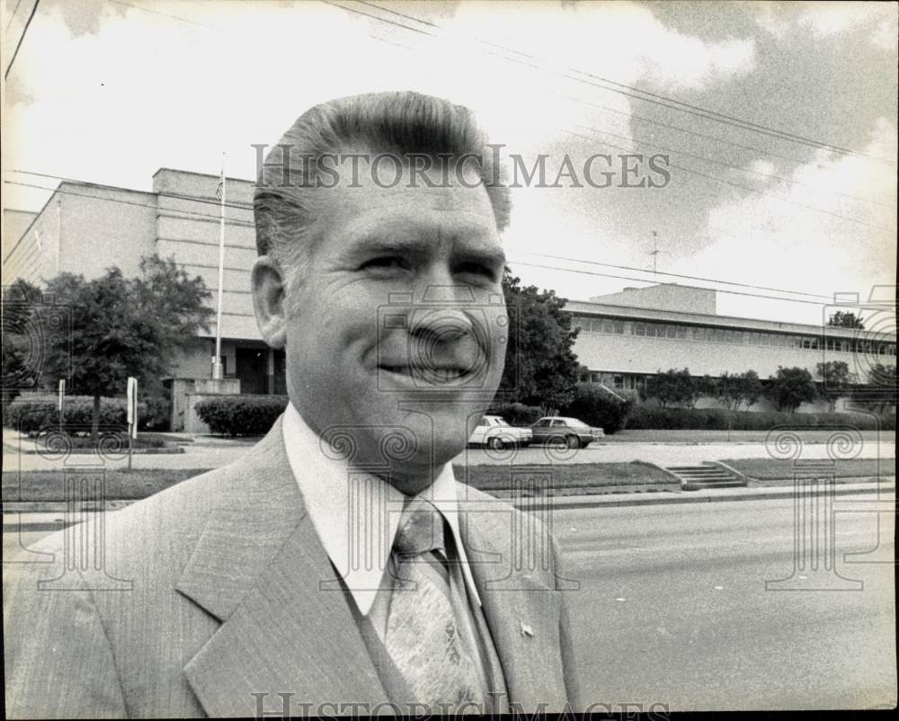 Press Photo Forrest Watson in front of Alamo Heights High School, Texas