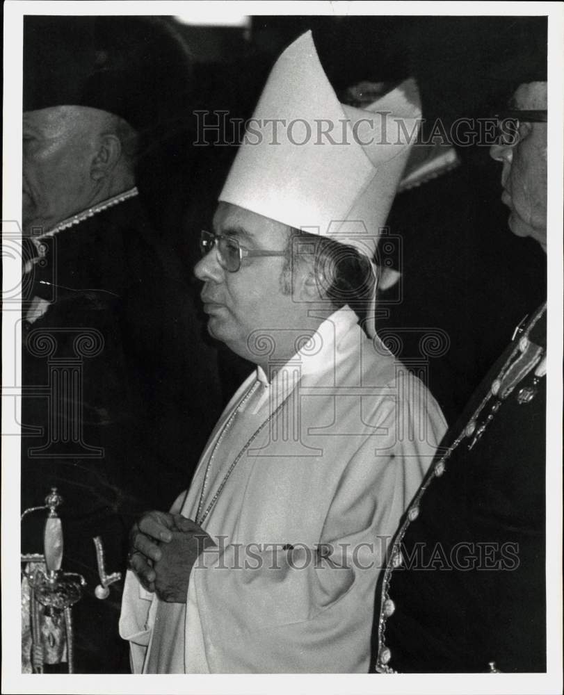 Press Photo Bishop Raymond Pena - sab10155