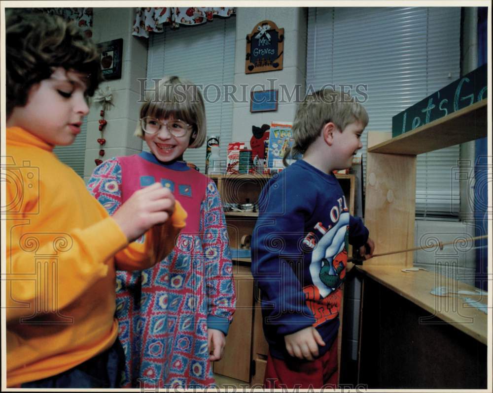 1994 Press Photo Leon Springs Elementary Students during Ocean Night Open House- Historic Images