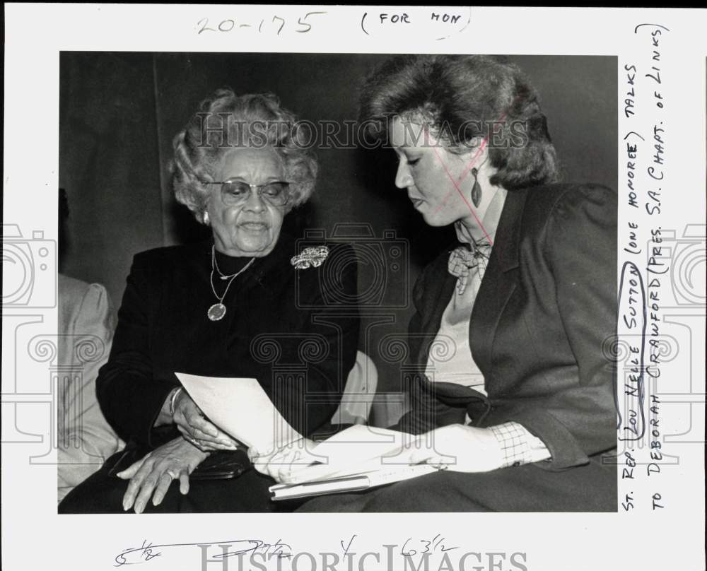 1986 Press Photo State Representative Lou Nelle Sutton talks to Deborah Crawford- Historic Images