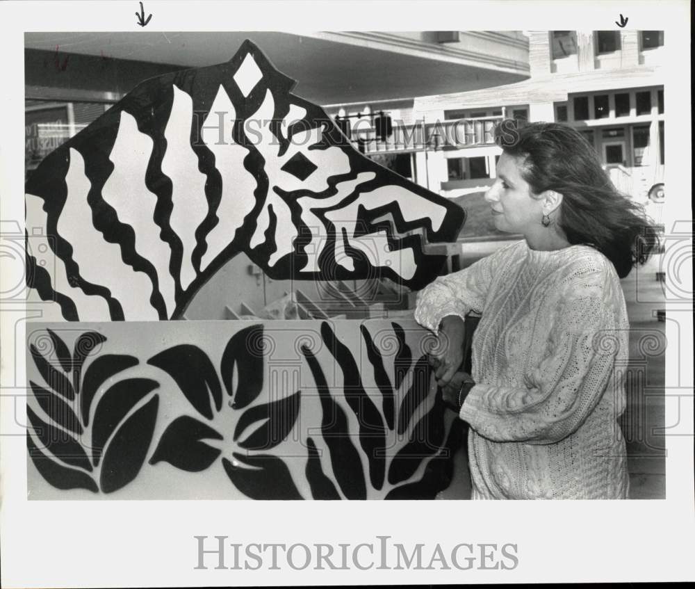 1988 Press Photo Thelma Muraida designs animal barricades for street constr., TX- Historic Images