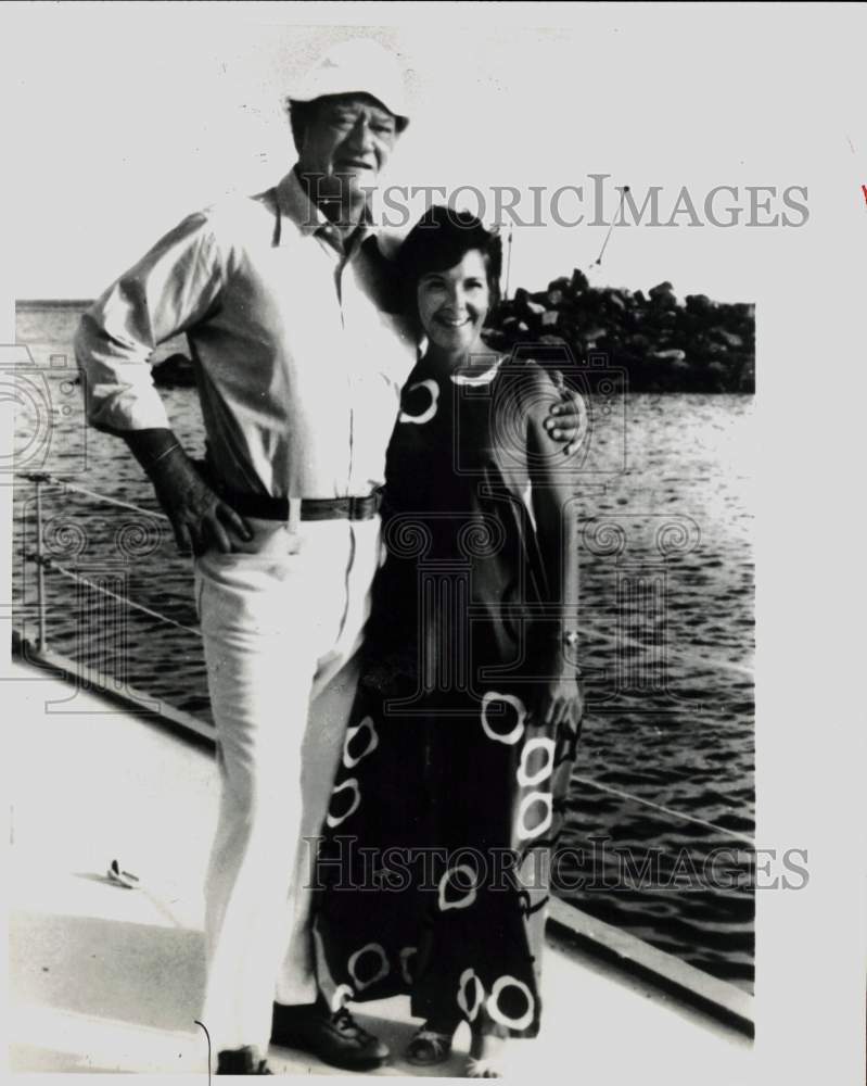 1977 Press Photo John Wayne &amp; Pat Stacy, co-author of &quot;Duke:  A Love Story,&quot; NY
