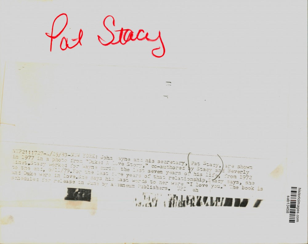 1977 Press Photo John Wayne & Pat Stacy, co-author of "Duke:  A Love Story," NY