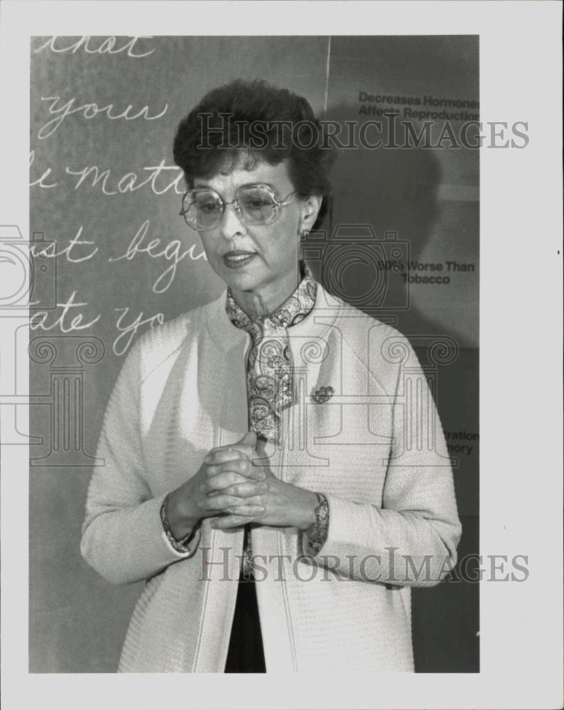 1987 Press Photo Betty Tompson teaches Meology at St. Anthony Elementary, Texas- Historic Images