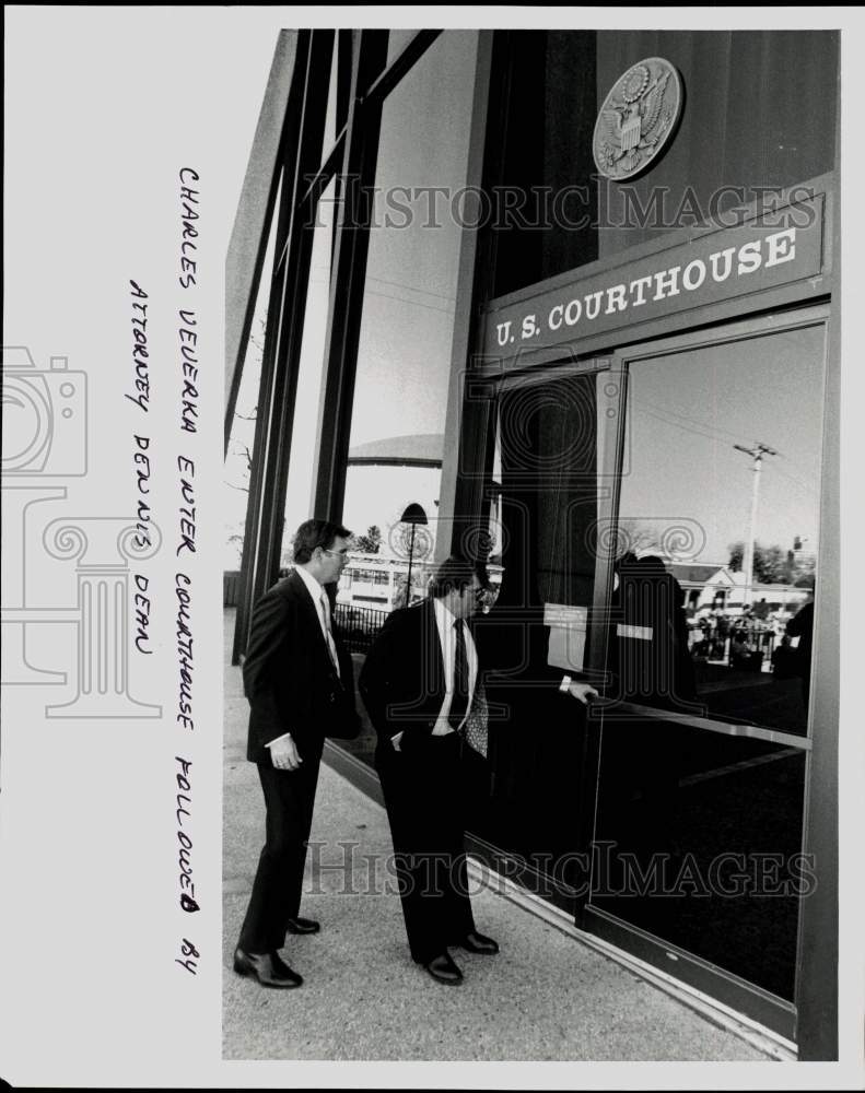 Press Photo Charles Veverka enters courthouse with Attorney Dennis Dean, Texas