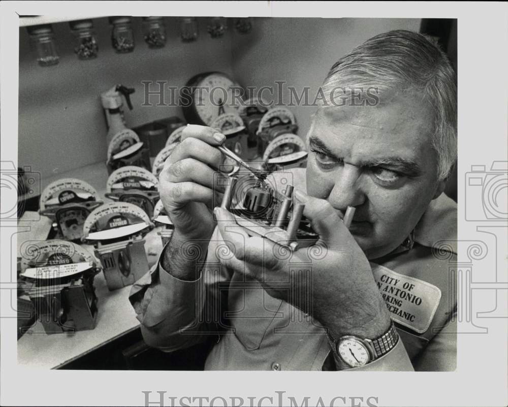 1987 Press Photo Mike Woodard, legally blind, repairs parking meters, Texas- Historic Images