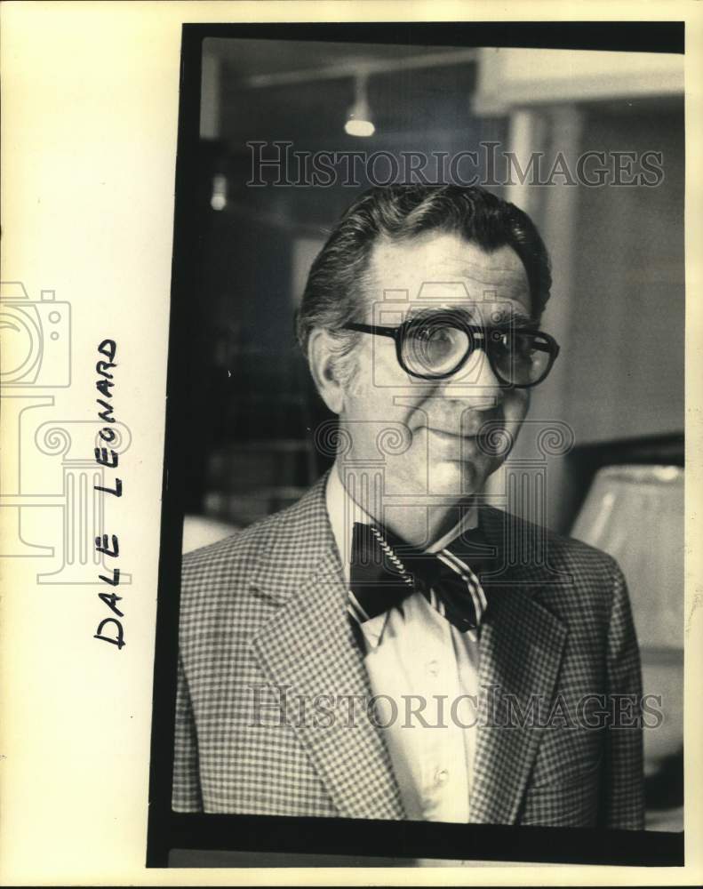 Press Photo Dale Leonard, owner of Leonard Colonial Shoppe - sab14501- Historic Images