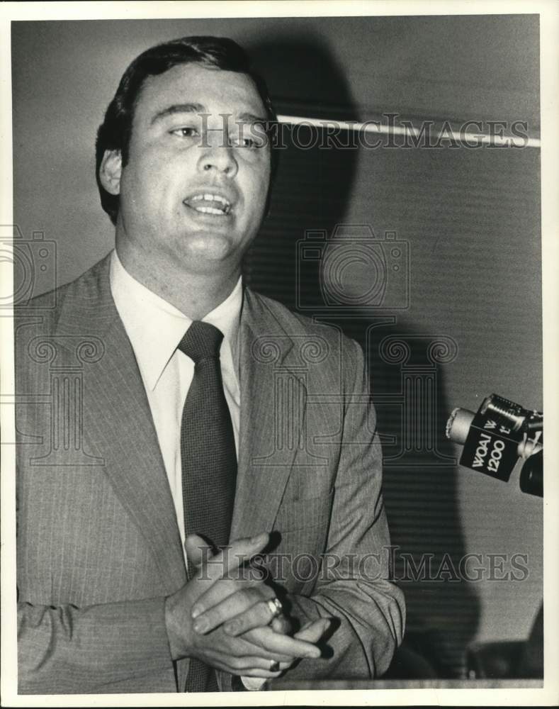 1980 Press Photo Tom Loeffler talking to reporters - sab14772- Historic Images