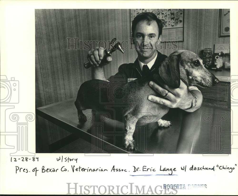 1989 Press Photo Dr. Eric Lange, Bexar Co. Veterinarian Association with Chingo- Historic Images