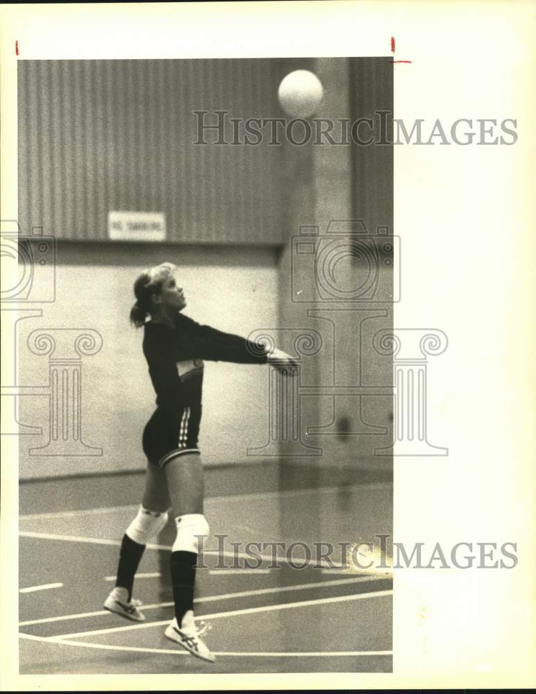 1982 Press Photo Jennifer Rogers playing volleyball at Churchill High School, TX- Historic Images