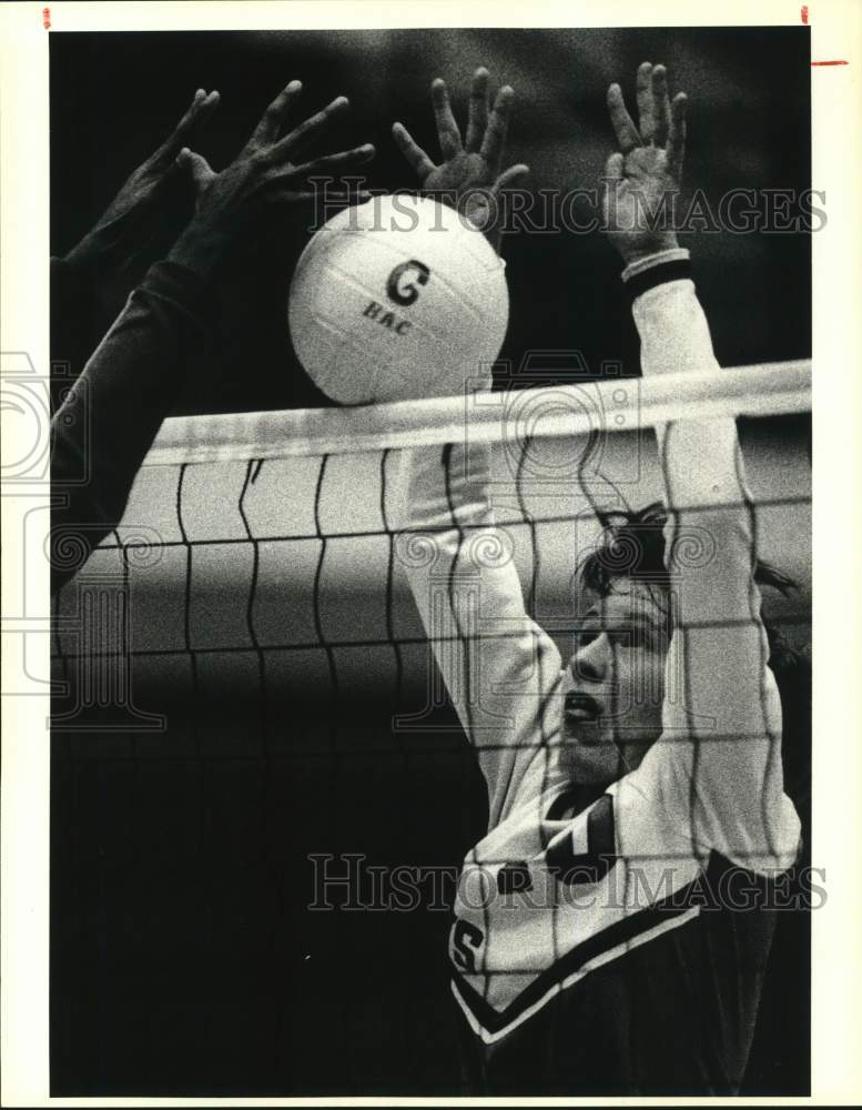 1988 Press Photo Christine Hager with volleyball on net against Sam Houston, TX- Historic Images