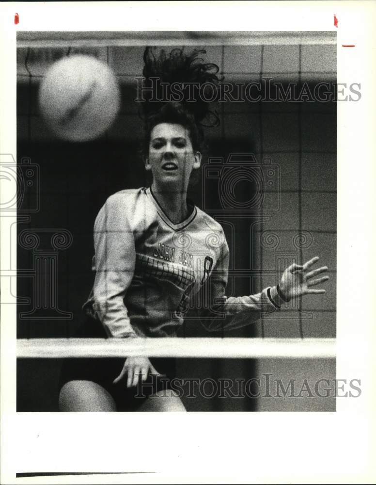 1990 Press Photo Dana Krueser in Clark-Jay girls volleyball game, Texas- Historic Images