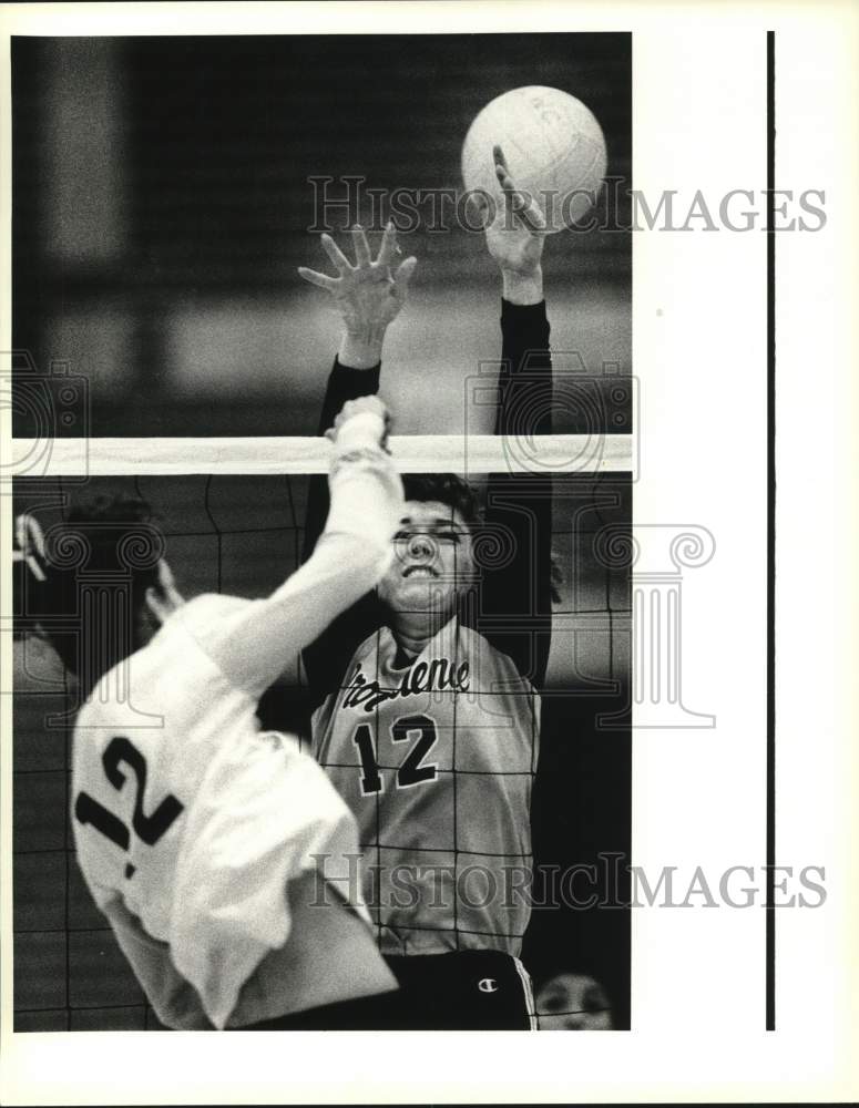 1989 Press Photo Volleyball players Analise Gernoch & Nikki Dorsey, Texas- Historic Images