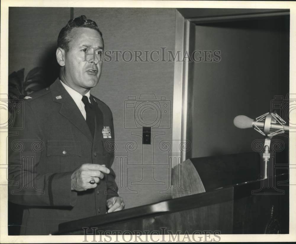 1967 Press Photo Col. Robert Goerder, USAF, speaks at Armed Forces College- Historic Images