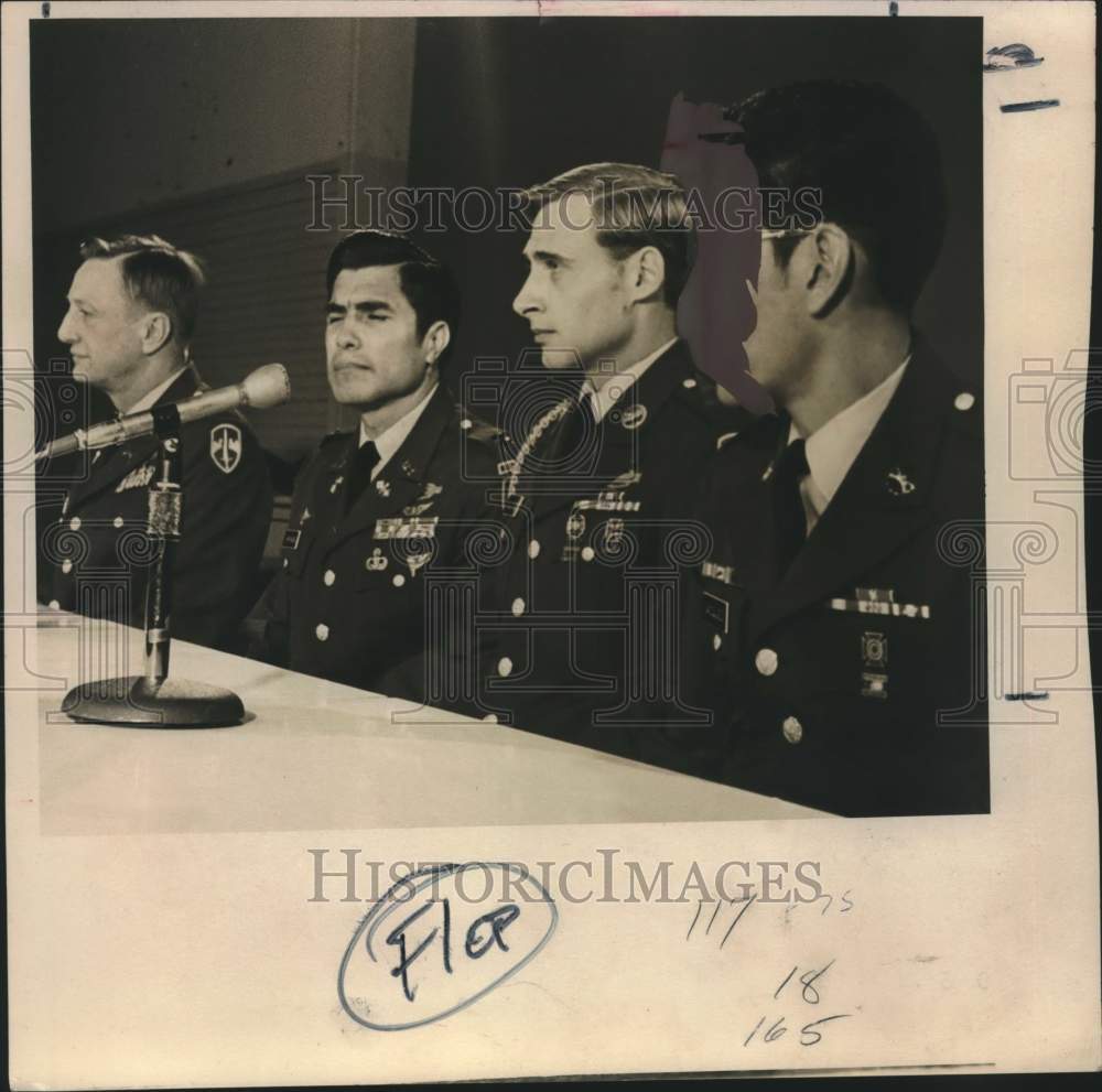 1973 Press Photo Sgt. David Allwine & former prisoners of war talk to press