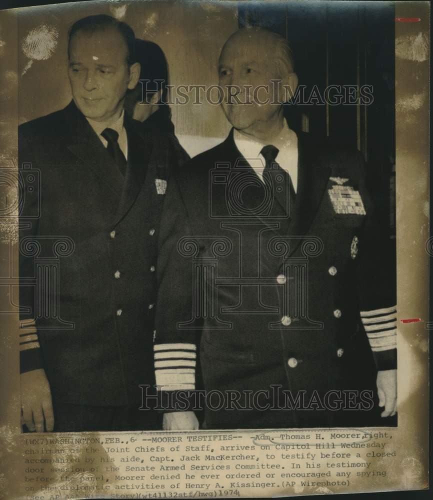 1974 Press Photo Admiral Thomas Moorer and aide arrive at Capitol Hill.