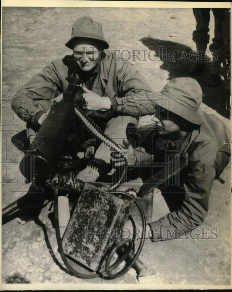 1942 Press Photo Francis W. Pershing trains on machine gun with Private Kruithof- Historic Images